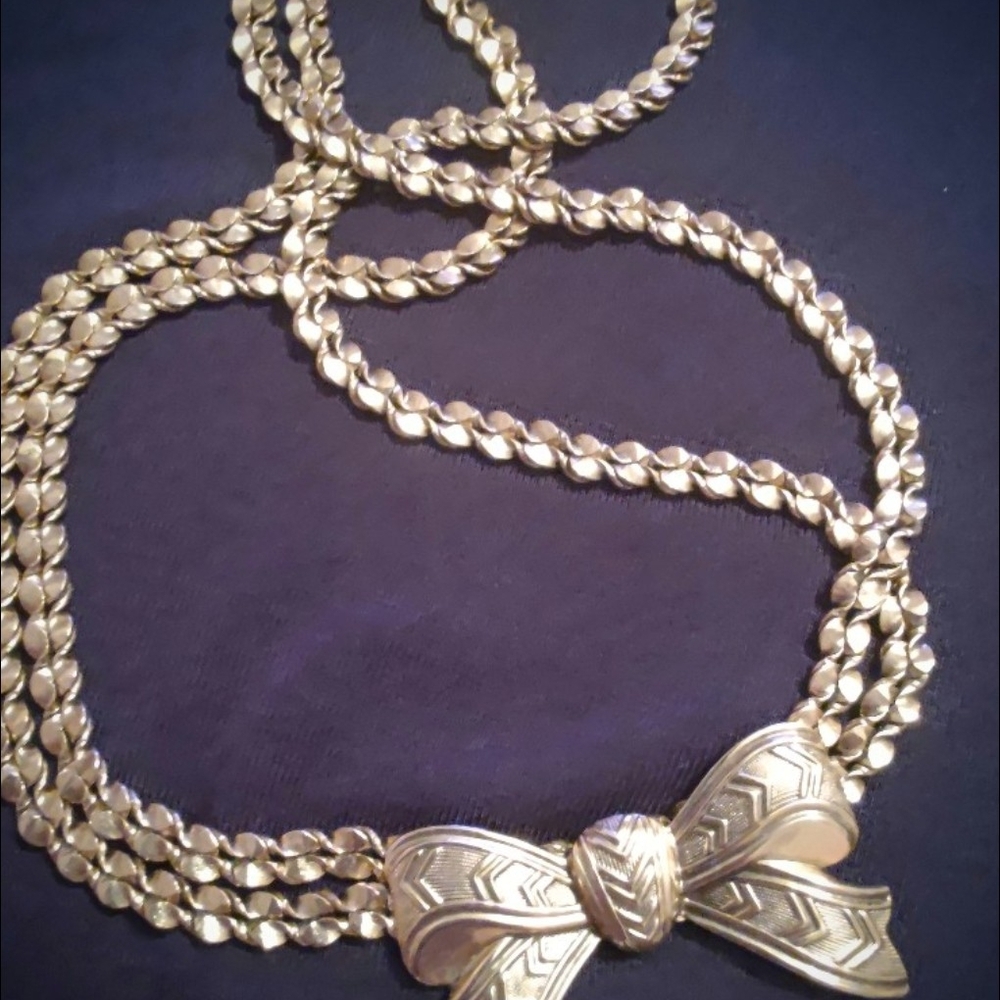 Elegant Gold Bow Necklace
